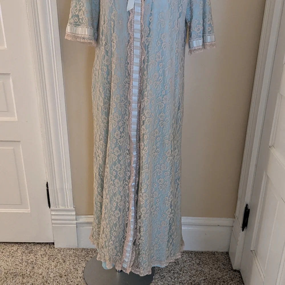 Vintage Montaldo's pale blue with cream lace robe size M - Picture 3 of 8